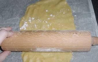 розкачуємо з тіста пласт