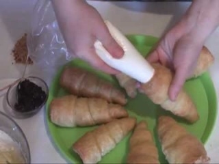 начиняємо кремом трубочки