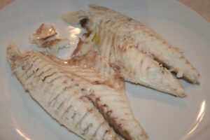 Окунь річковий, запечений у солі