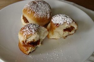 Пончики з вареним згущеним молоком