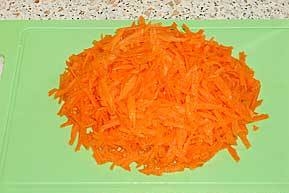 натираємо моркву
