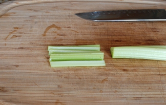 нарізаємо на смужки стебло селери