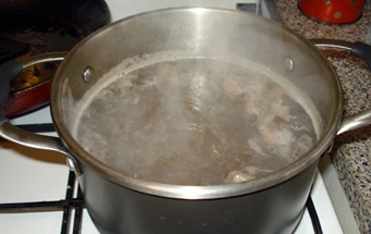 смажене м'ясо викладаємо в каструлю з водою