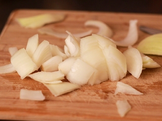 подрібнюємо цибулю крупно