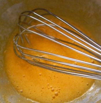 жовтки розтираємо з цукром і ваніліном