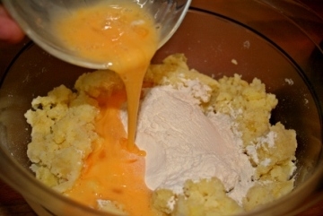 додаємо яйця і борошно