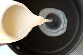 виливаємо молоко в каструлю