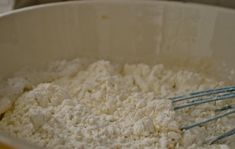 висипаємо в тестову суміш борошно