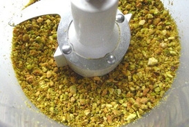 подрібнюємо в блендері горіхи