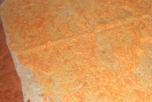 Перший шар начинки рівномірно викладаємо