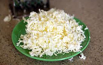 натираємо на тертці вершкове масло