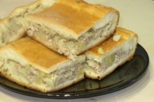 Пиріг з м&;ясом і картоплею