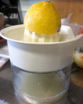 видавлюємо лимонний сік