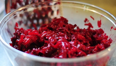 буряк натираємо на тертці