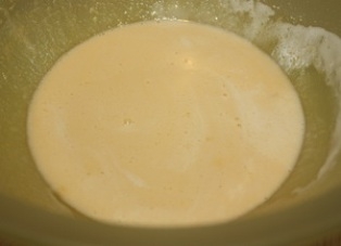 змішуємо жовтки з пудрою