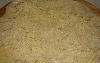 викладаємо на лаваш тертий сир