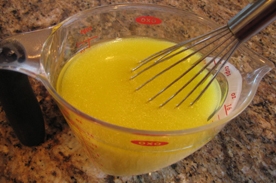 збиваємо яйце з водою, усусом і рослинним маслом