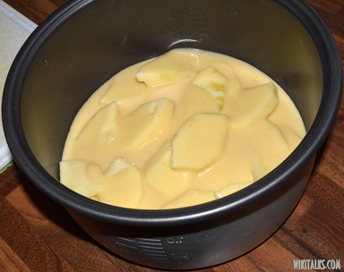 виливаємо тісто і викладаємо яблучні шматочки в мультиварку