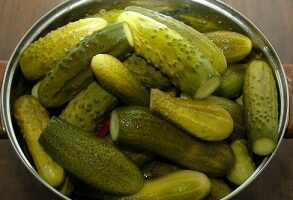 Малосольні огірки