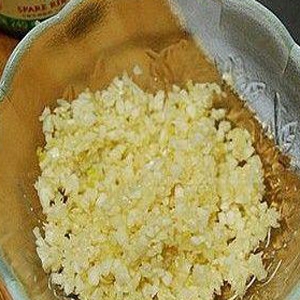 часник в тарілці