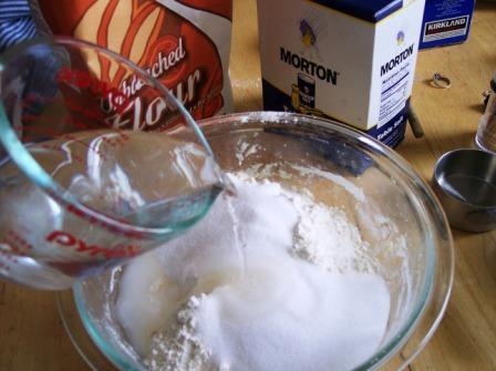 вливаємо в борошно з сіллю воду