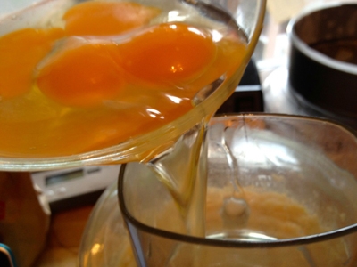 виливаємо в блендер по одному яйця