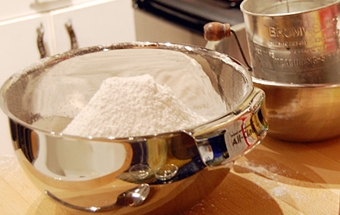 просіваємо борошно