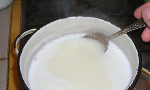 Манну кашу постійно заважаємо столовою ложкою