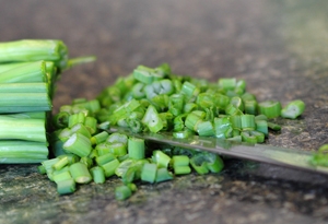 дрібно рубаємо цибулю