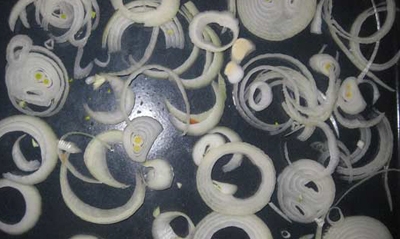 Викладаємо цибулю на деко