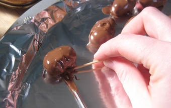 зубочистками вирівнюємо яйця на харчовій фользі