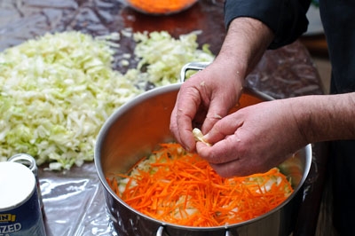 часник в капусті