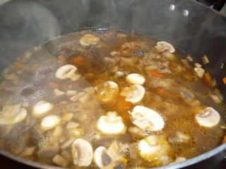 заливаємо овоче-грибну засмажку бульйоном