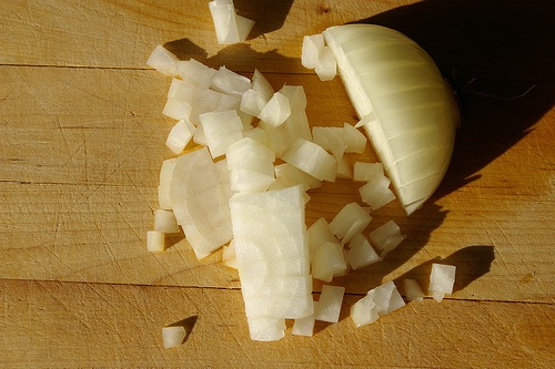 нарізаний кубиками лук