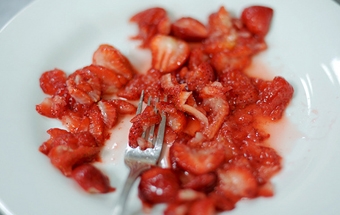 розминаємо полуницю виделкою