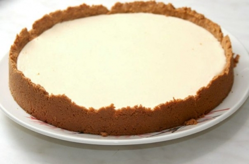 готовий пиріг зі згущеним молоком