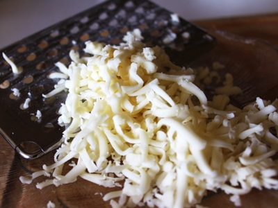 натираємо сир на тертці