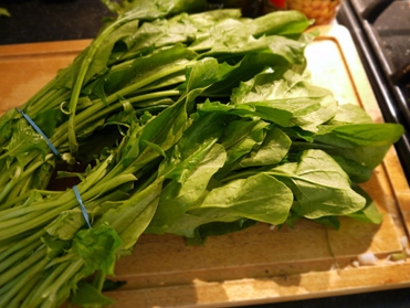 викладаємо шпинат на обробну дошку