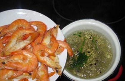 викладаємо варитися креветки