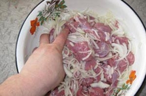 Перекладаємо цибулю до м'яса