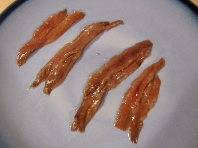 викладаємо анчоуси на паперовий рушник