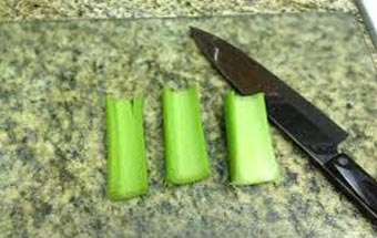 нарізаємо на шматочки стебло селери