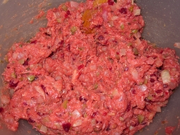 змішуємо м'ясний фарш з цибулею і спеціями