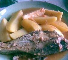 Лящ, тушкований з айвою