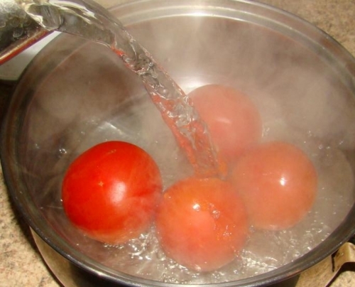 обдаємо помідори окропом