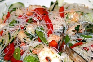 Азіатський салат з локшини з креветками