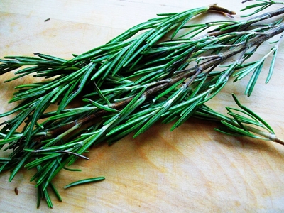 нарізаємо гілочки розмарину