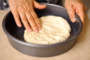 викладаємо тісто на дно форми для випічки