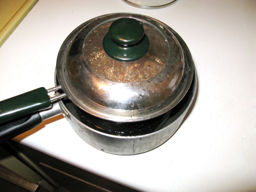 гречана каша в каструлі