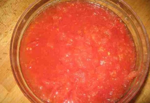 подрібнюємо помідори